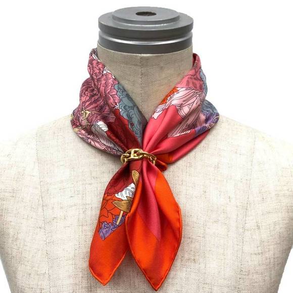 HERMES Carré 45 Gavroche Robe Legere Detail Horse Print in VE/VERMILLON/ROSE/... - Picture 2 of 3